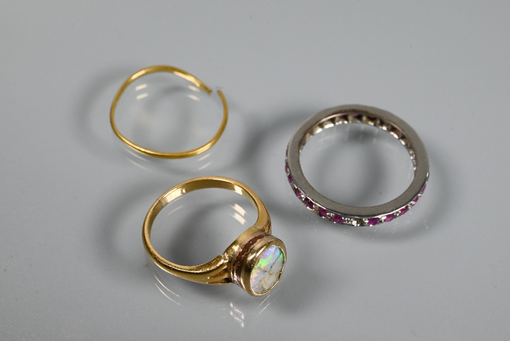 A collection of antique and later rings including 22ct yellow gold wedding band (3.1g), size K 1/ - Image 4 of 5