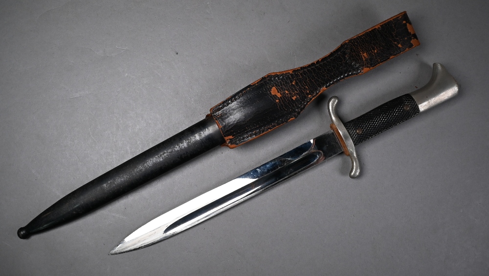 A German Fire/Police dagger with 24 cm fullered Eickhorn blade and two piece hatched grip, in - Image 3 of 3