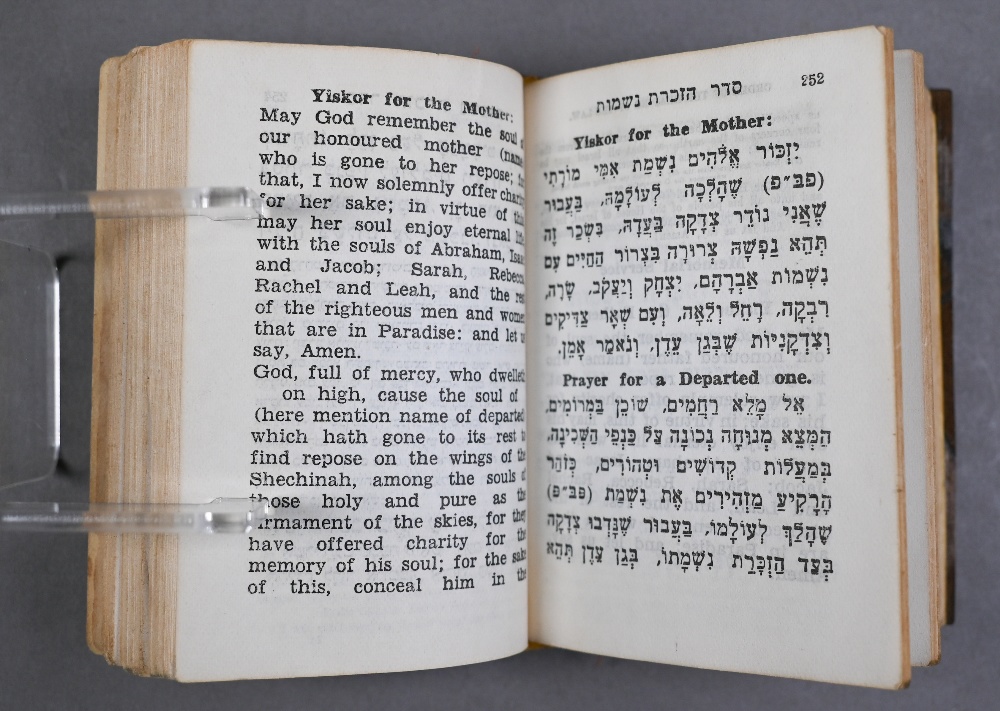 Judacea - Cow's horn carved with the Star of David, 18 cm to/w pocket edition of the Siddur Avodat - Image 5 of 5