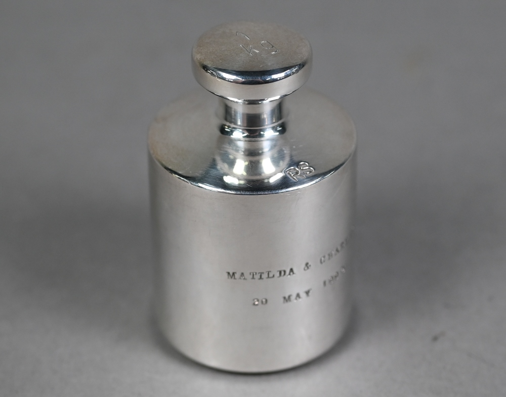 White metal 1 kilogram weight, unmarked (tests as silver), 32.2oz, 8cm high