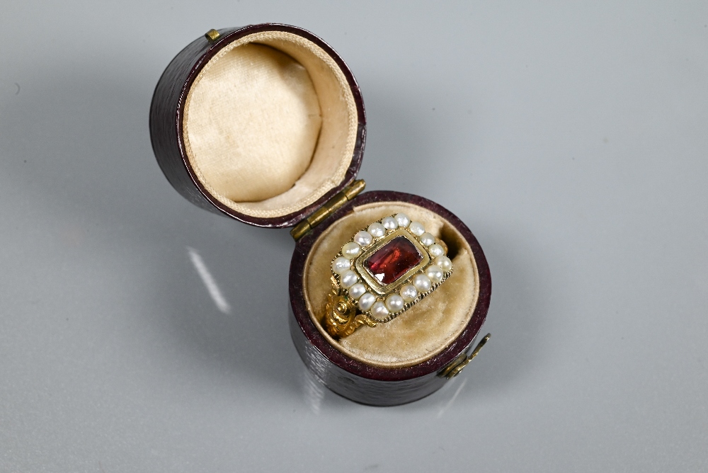 An early 19th century mourning ring, yellow gold set with rectangular seed pearl border enclosing - Image 3 of 7