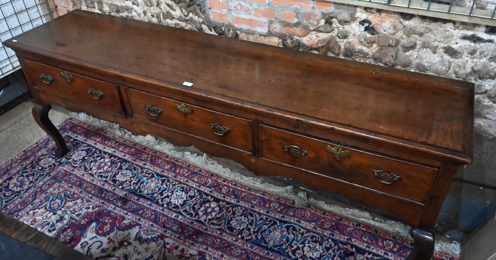 An 18th century cross-banded oak low dresser, with three cock-beaded frieze drawers over a wavy - Image 4 of 5