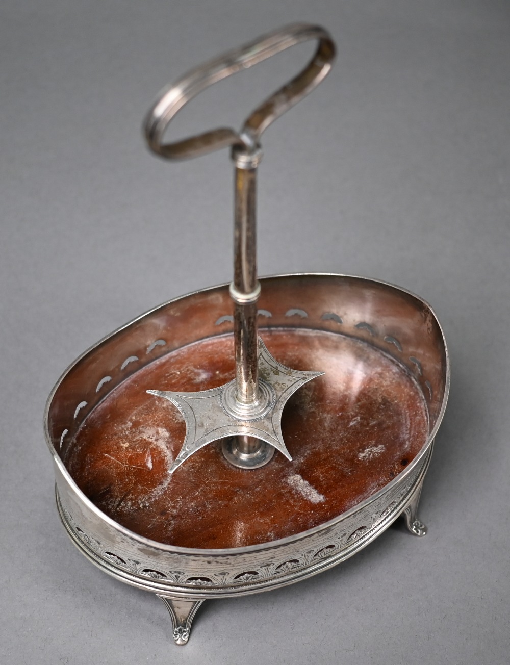 George III oval silver cruet with wooden platform, engraved and pierced sides and scroll feet, - Image 4 of 4