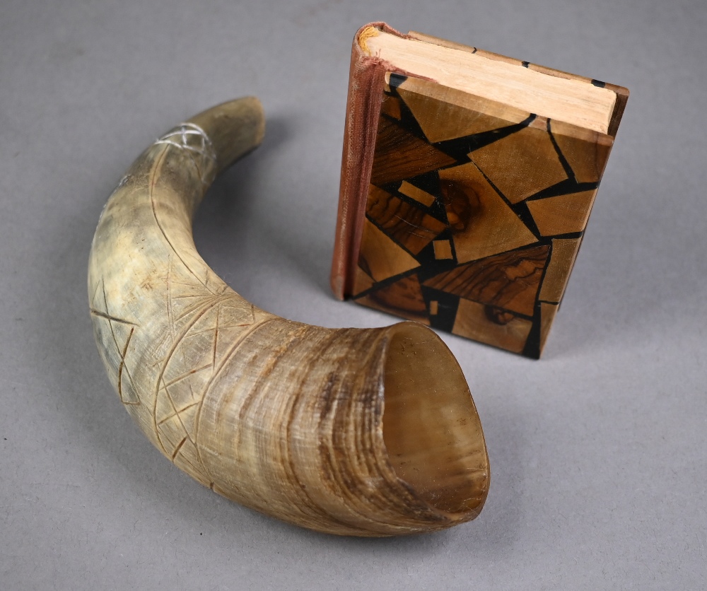 Judacea - Cow's horn carved with the Star of David, 18 cm to/w pocket edition of the Siddur Avodat - Image 2 of 5