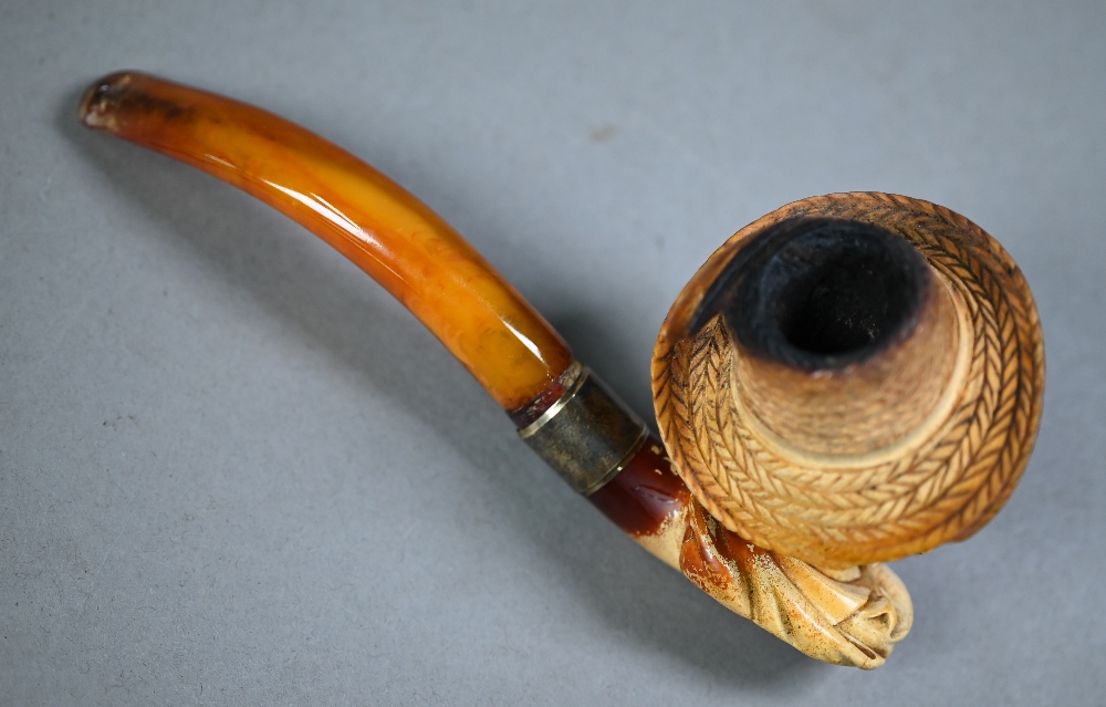 Edwardian Meerschaum pipe, carved as a bearded gentleman in a straw hat, on silver-mounted amber - Image 4 of 4