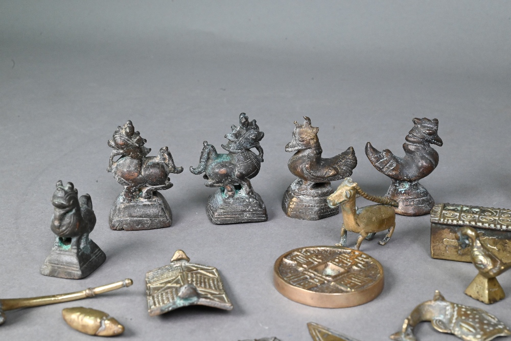 Five Chinese or Burmese bronze mythical beast opium weights, all approx. 5 cm high to/w a collection - Image 6 of 7