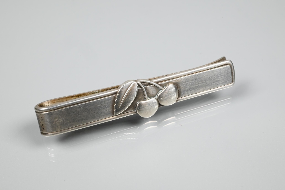 Georg Jensen - 'Cherry Heering' - a white metal tie clip featuring a pair of cherries, marked for - Image 3 of 4