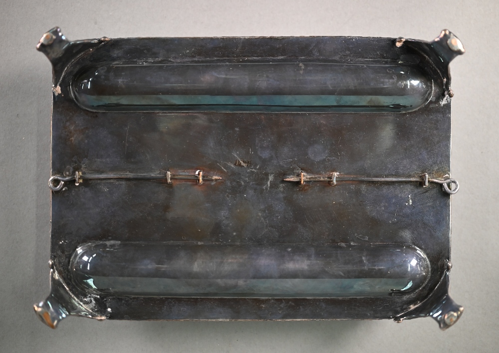 19th Century plated on copper inkstand with gadrooned rim and two pen-troughs, fitted with nib-box - Bild 4 aus 4