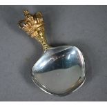 Stuart Devlin parcel gilt 1977 Jubilee caddy spoon with Crown finial, London 1977, 1.6oz, 8cm