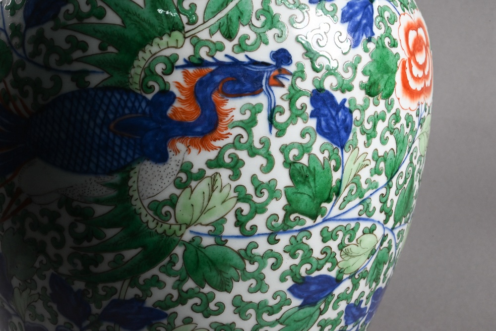 A large Chinese wucai vase, late Qing, painted in underglaze blue, copper red and polychrome enamels - Image 14 of 14