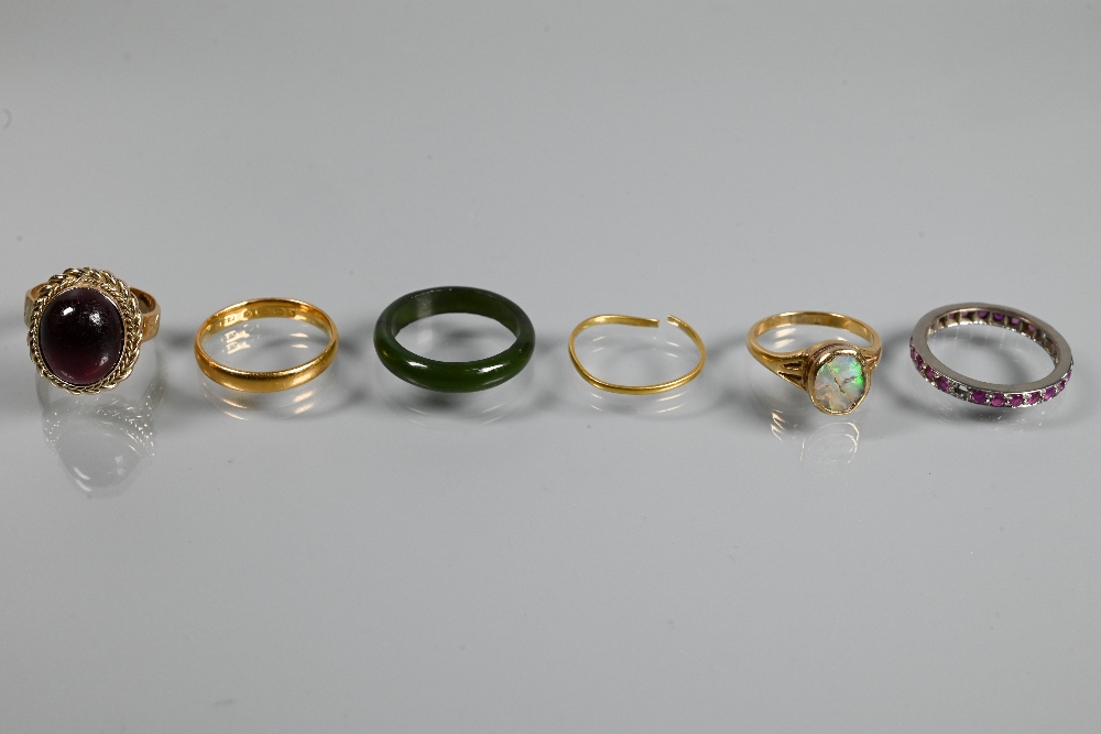 A collection of antique and later rings including 22ct yellow gold wedding band (3.1g), size K 1/