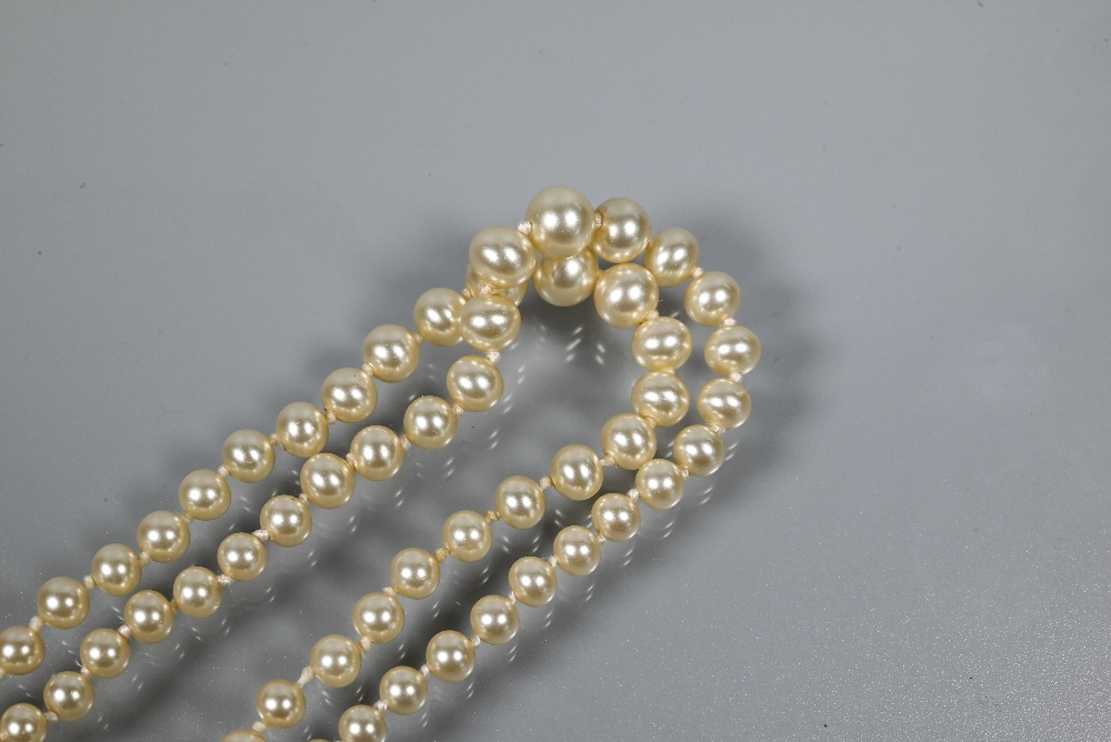 A graduated double row of pearls, double knotted throughout onto green and white paste-set snap - Image 3 of 4