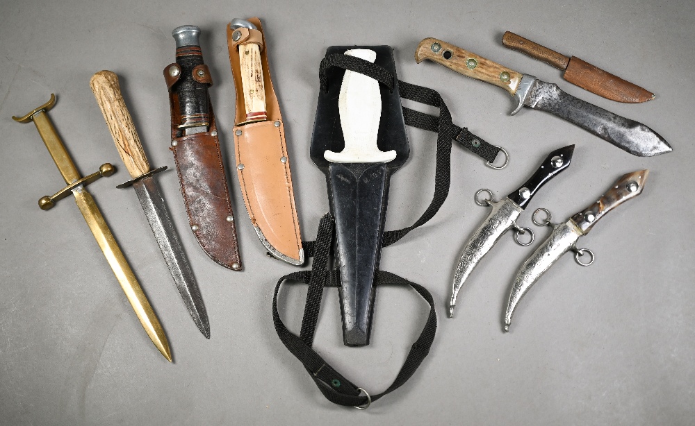 Various hunting knives including 'Original Buffalo Skinner' by B & D, with two piece antler