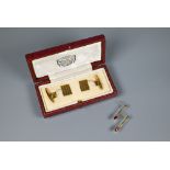 A pair of 9ct chain linked rectangular cufflinks with engine turned decoration and torpedo shaped