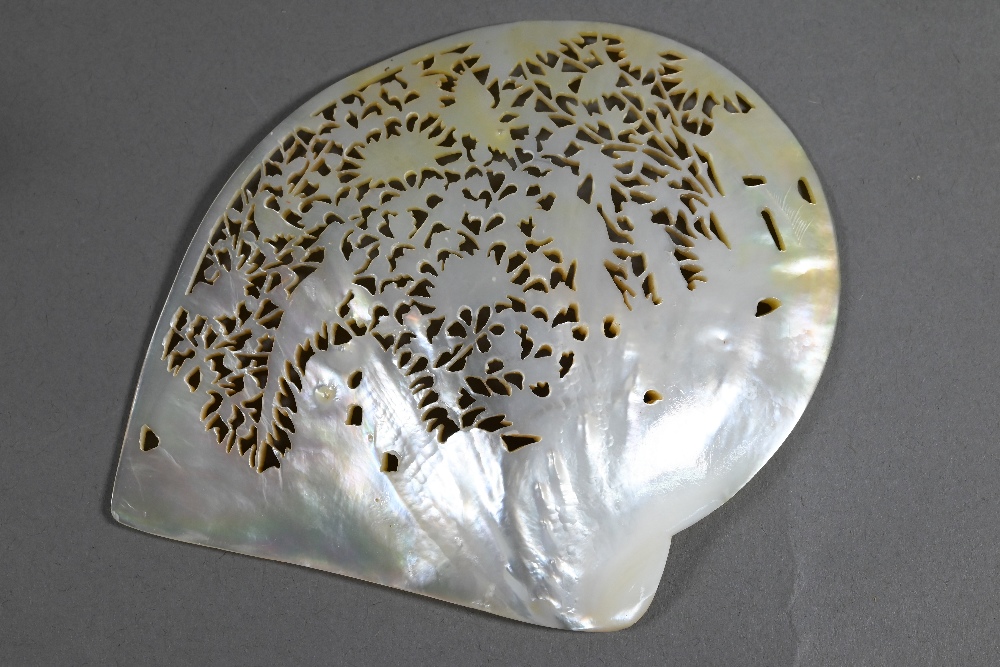 A pair of 19th century Chinese mother-of-pearl ornamental shells, late Qing dynasty, each one - Image 8 of 9