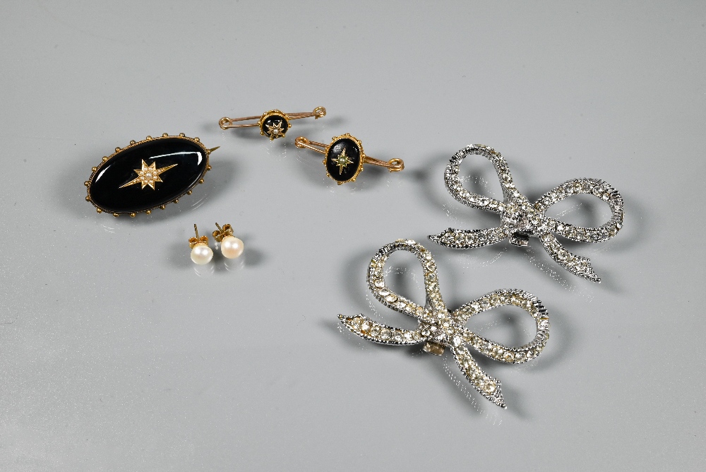 Three Victorian mourning brooches set with seed pearl star bursts, one 9ct set and one 15ct set (one - Image 5 of 7