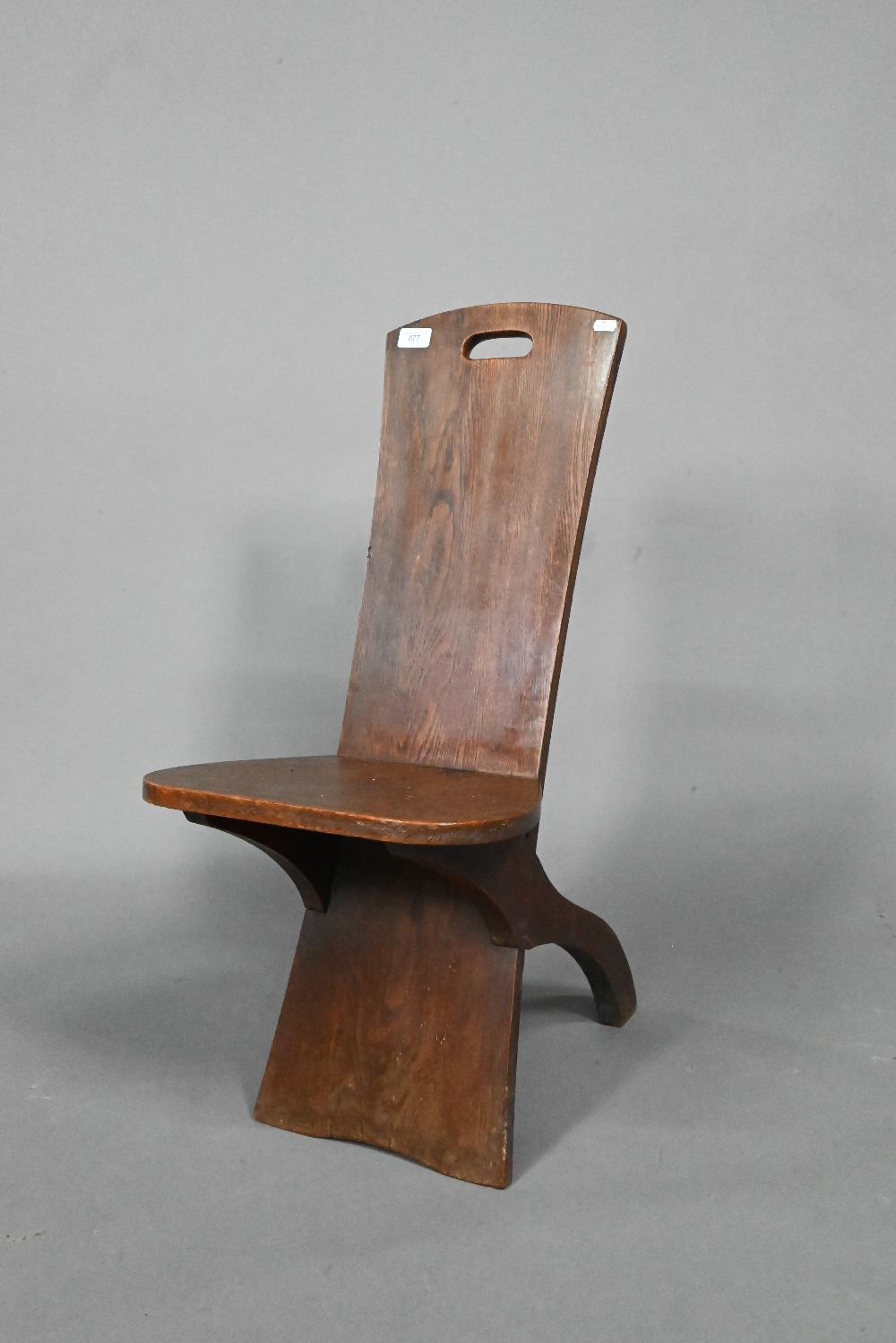 An Arts & Crafts oak/elm chair in the manner of John Hassall, 75 cm h o/all