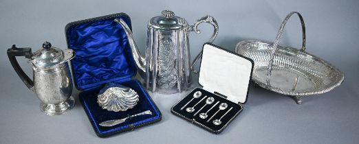 A heavy quality silver hot water jug, Sheffield 1907, 12.8oz gross, to/w a Victorian cased shell