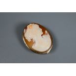 An oval shell cameo brooch featuring young maiden, in yellow metal mount stamped 585, 4.5 x 3.5 cm