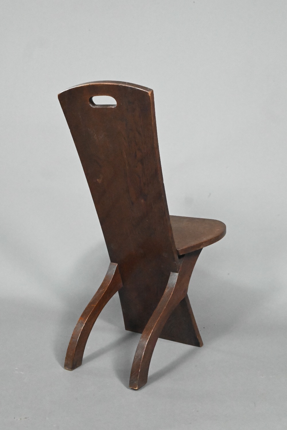 An Arts & Crafts oak/elm chair in the manner of John Hassall, 75 cm h o/all - Image 3 of 5