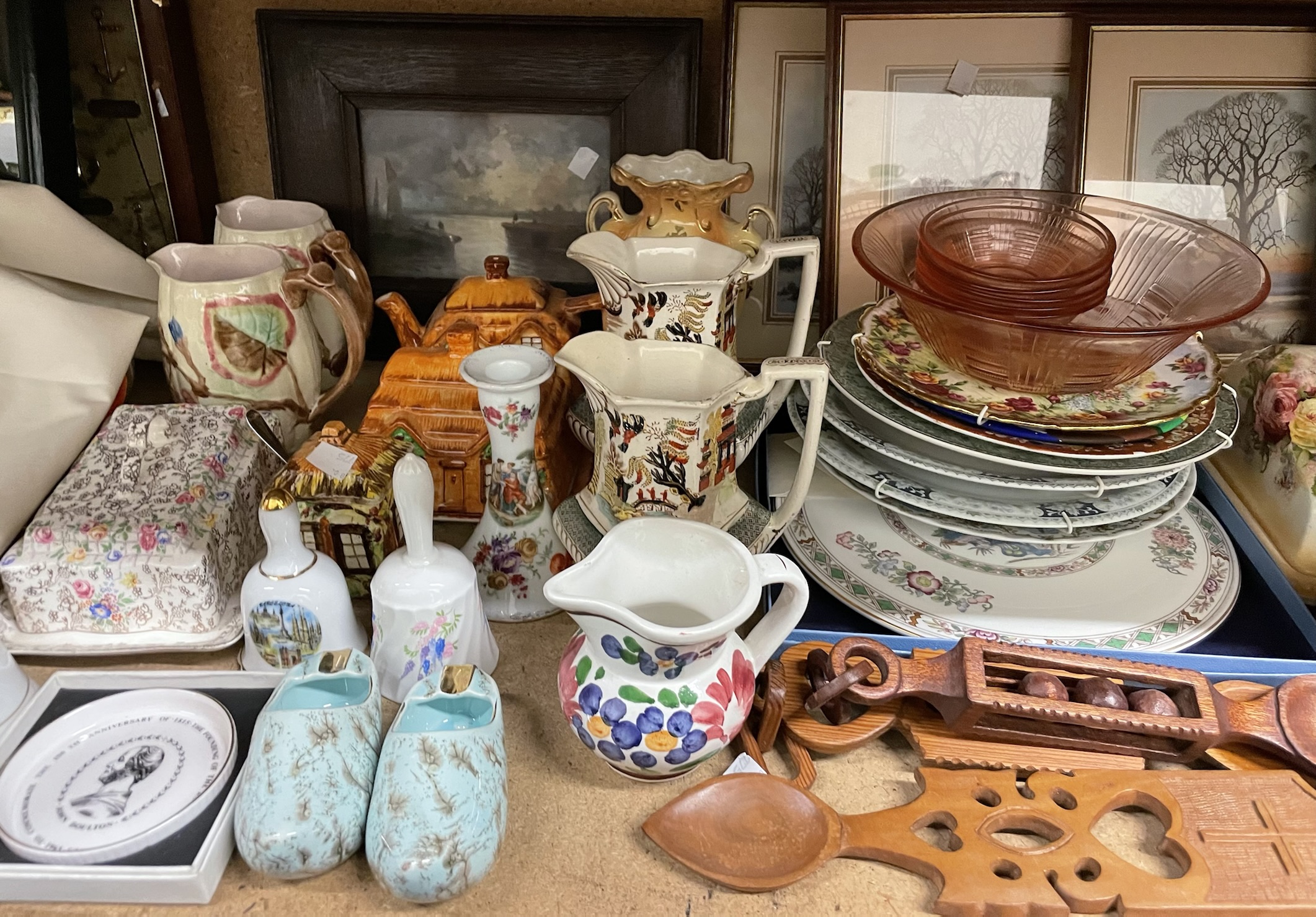 A cottageware part tea set together with decorative plates, prints, love spoons, pottery jugs, - Bild 2 aus 4