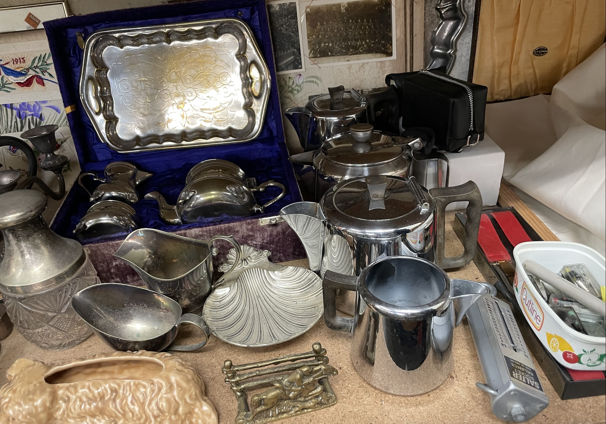 A cased electroplated part tea set together with assorted electroplated wares, - Bild 2 aus 4