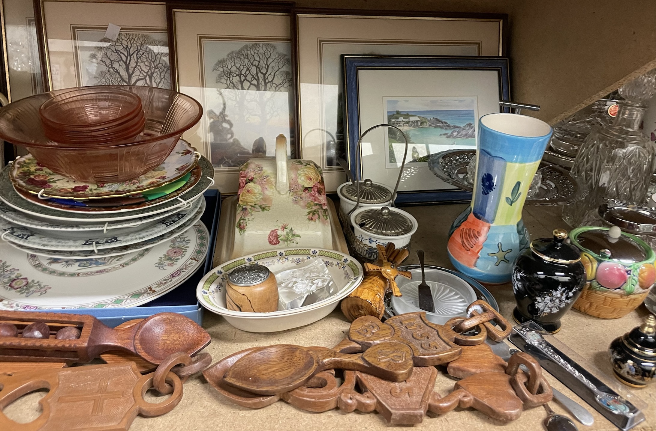 A cottageware part tea set together with decorative plates, prints, love spoons, pottery jugs, - Bild 3 aus 4