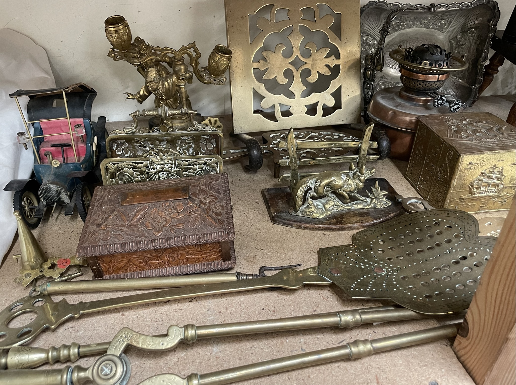 Three gilt brass picture frames together with brass candlesticks, two brass letter scales, - Bild 3 aus 3