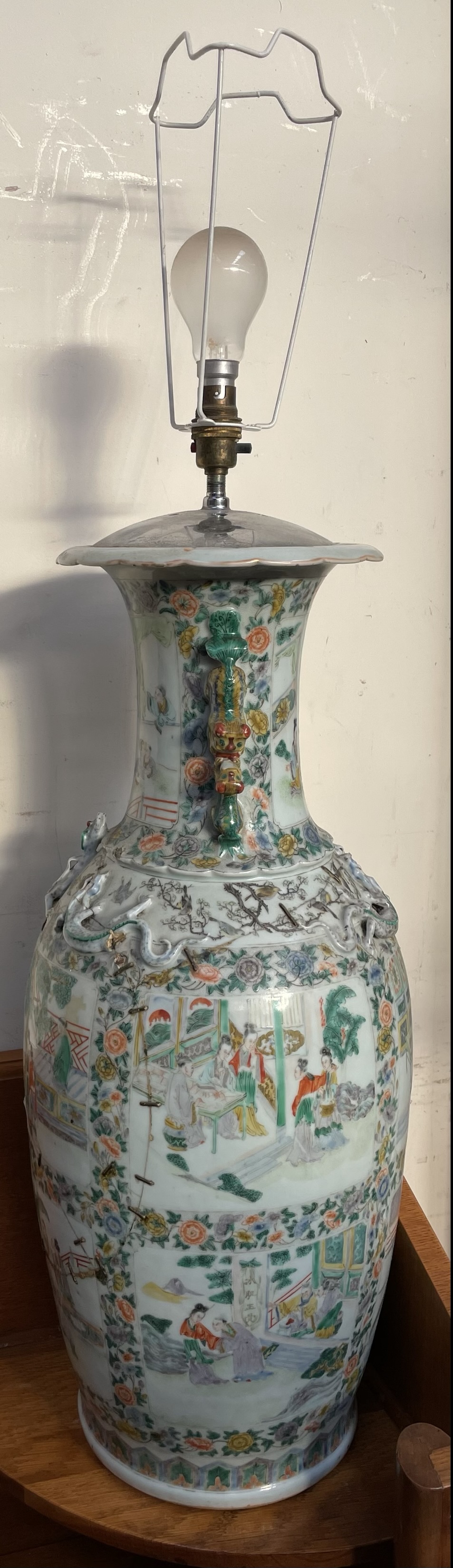 A large Cantonese porcelain vase converted to a table lamp, - Bild 2 aus 2