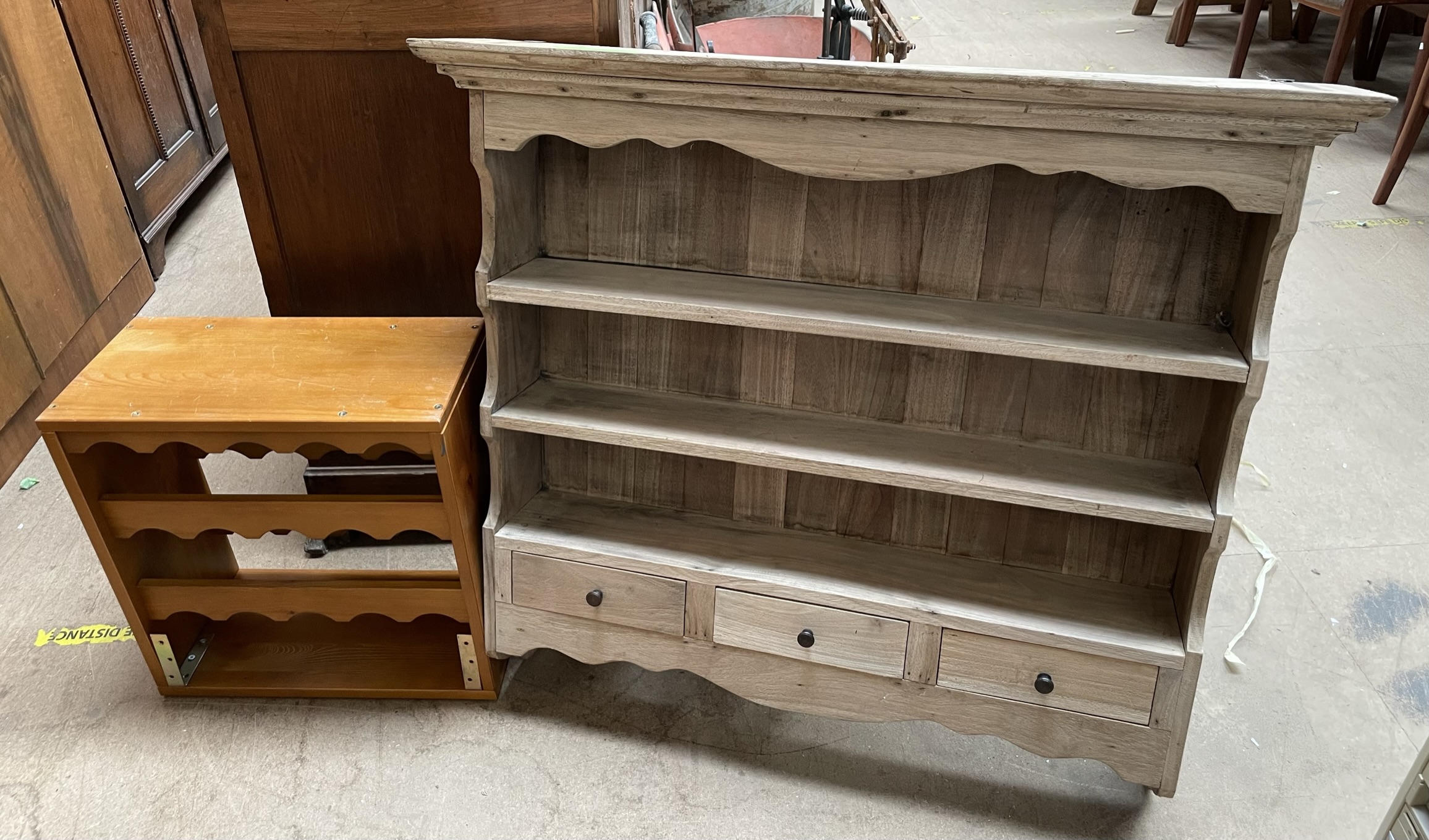 A pine hanging dresser top, 100.