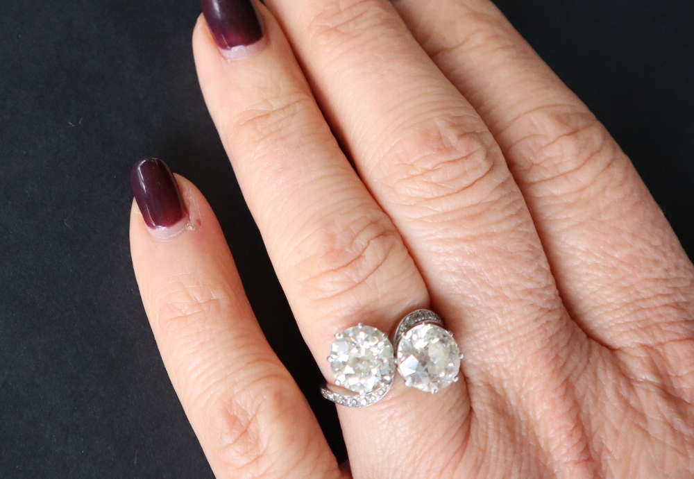 A two stone diamond ring, each old round cut diamond approximately 2. - Bild 8 aus 8