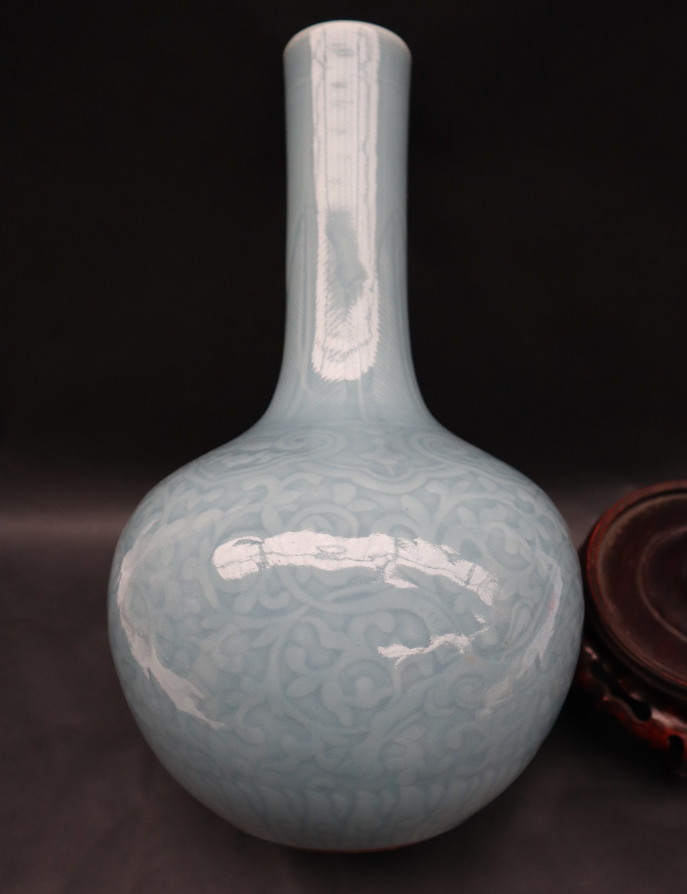 A 19th century Chinese blue Celadon bottle vase, decorated with scrolling leaves, - Bild 4 aus 6