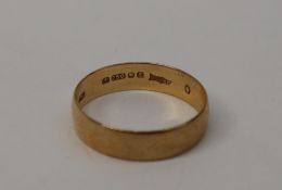 An 18ct gold wedding band, size Q 1/2, approximately 2.