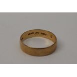 An 18ct gold wedding band, size Q 1/2, approximately 2.