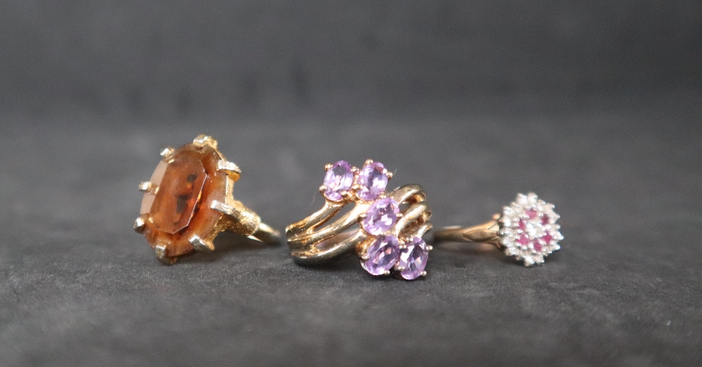 A 9ct gold white zircon and Rhodolite Garnet ring, size N to O, together with another 9ct gold ring, - Bild 5 aus 5