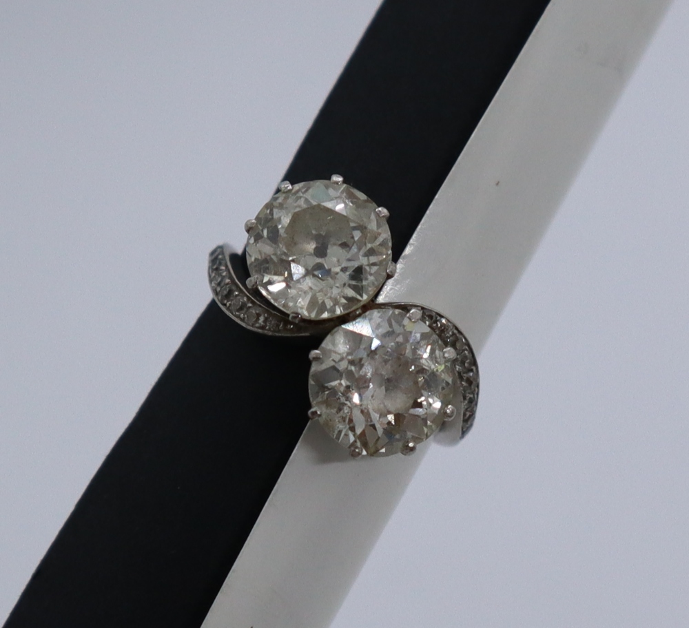 A two stone diamond ring, each old round cut diamond approximately 2. - Bild 2 aus 8