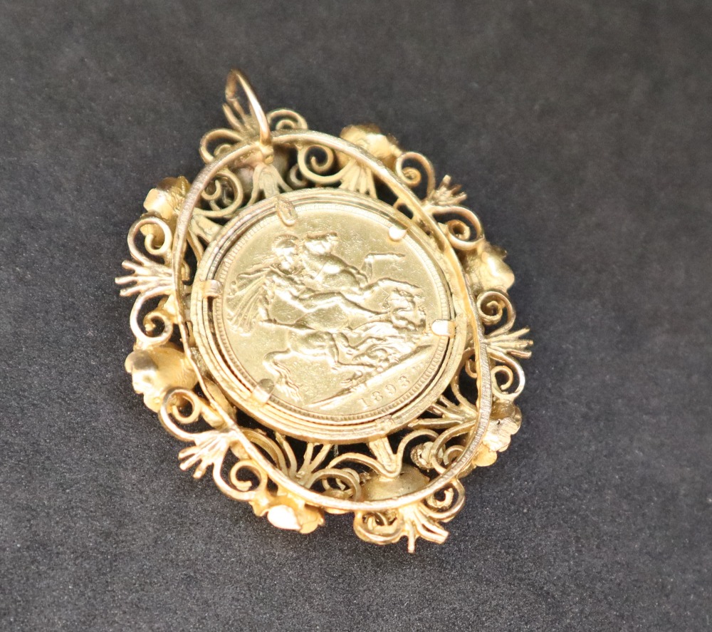 A Victorian gold sovereign dated 1893, in an unmarked yellow metal mount, - Bild 3 aus 3