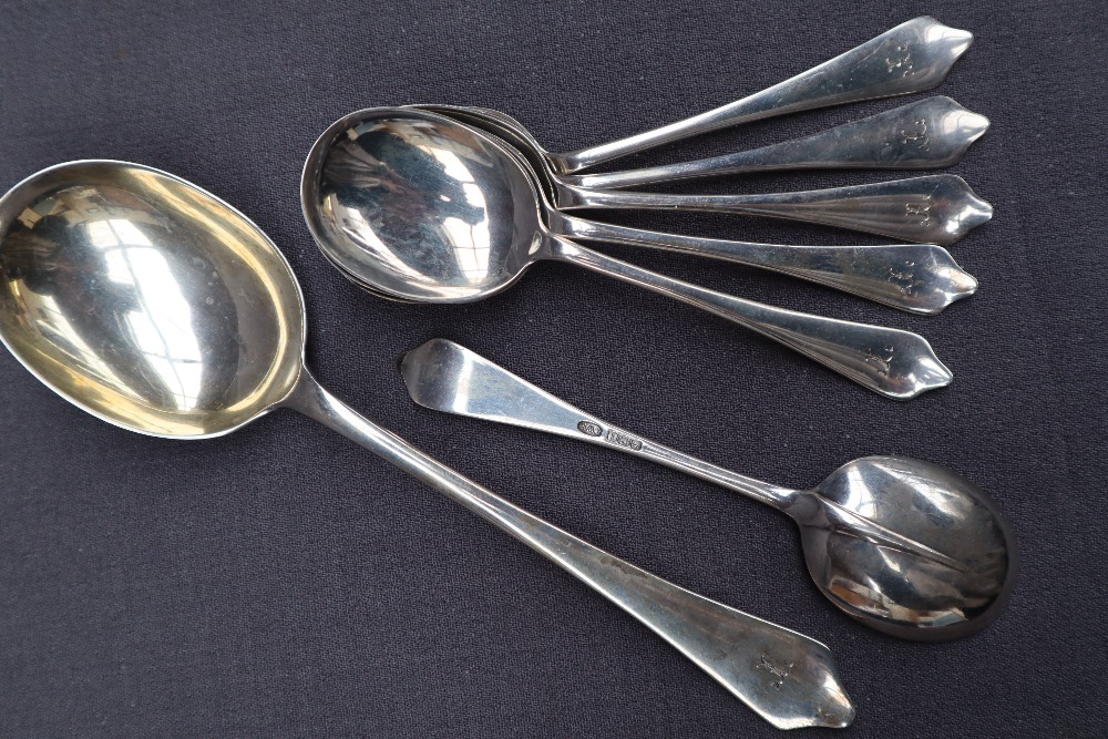 A George V silver dessert set, comprising a serving spoon and a set of six dessert spoons, - Image 2 of 2