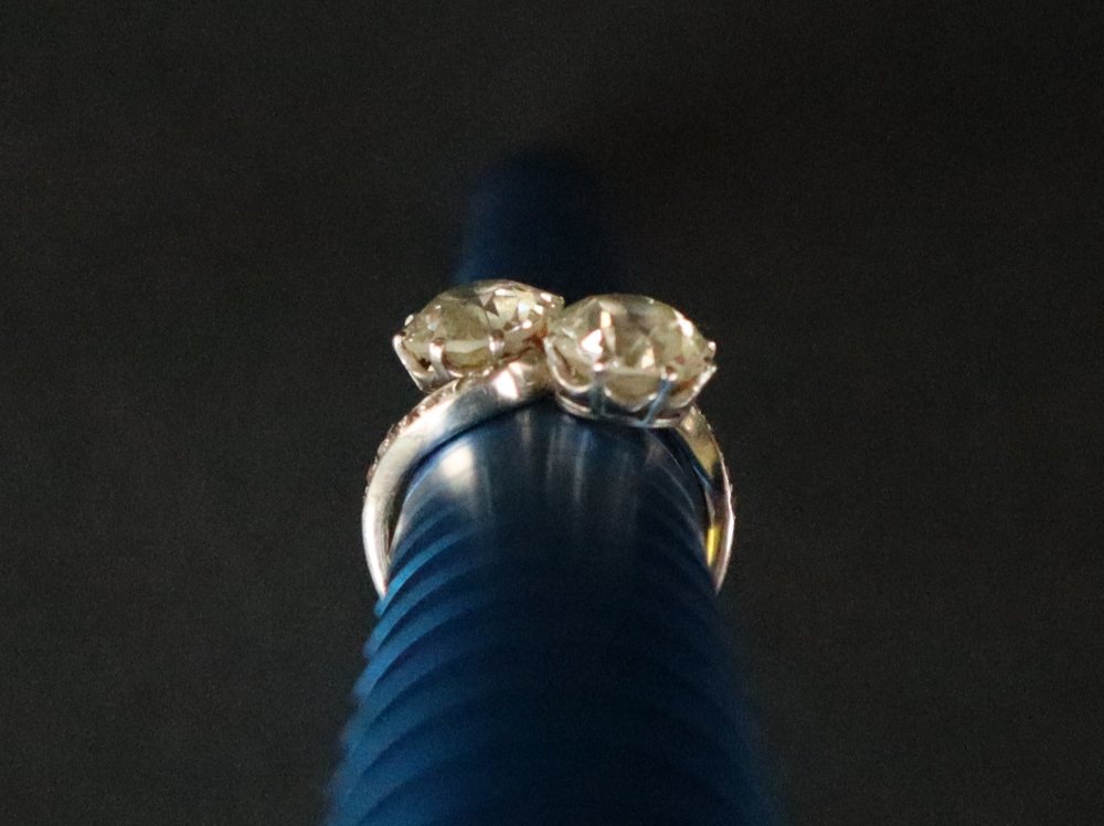 A two stone diamond ring, each old round cut diamond approximately 2. - Bild 7 aus 8