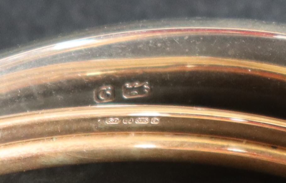 A 9ct gold bangle, with pierced hinged clasp, approximately 7. - Image 4 of 4
