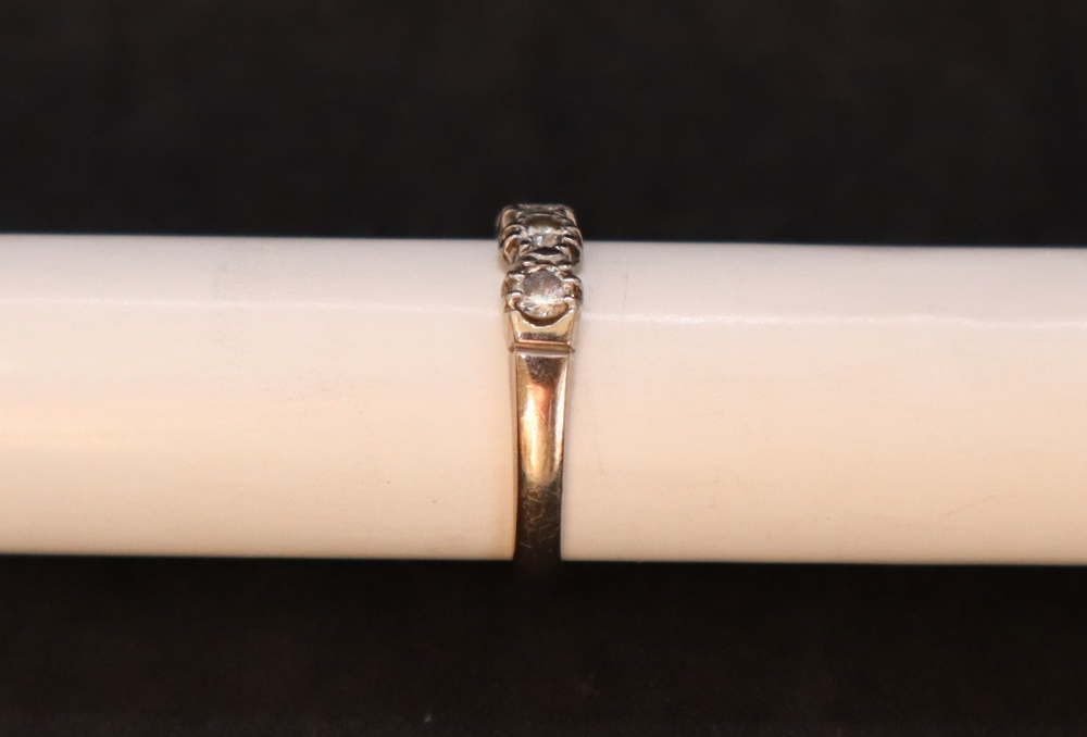 An eight stone half eternity ring, - Bild 2 aus 4