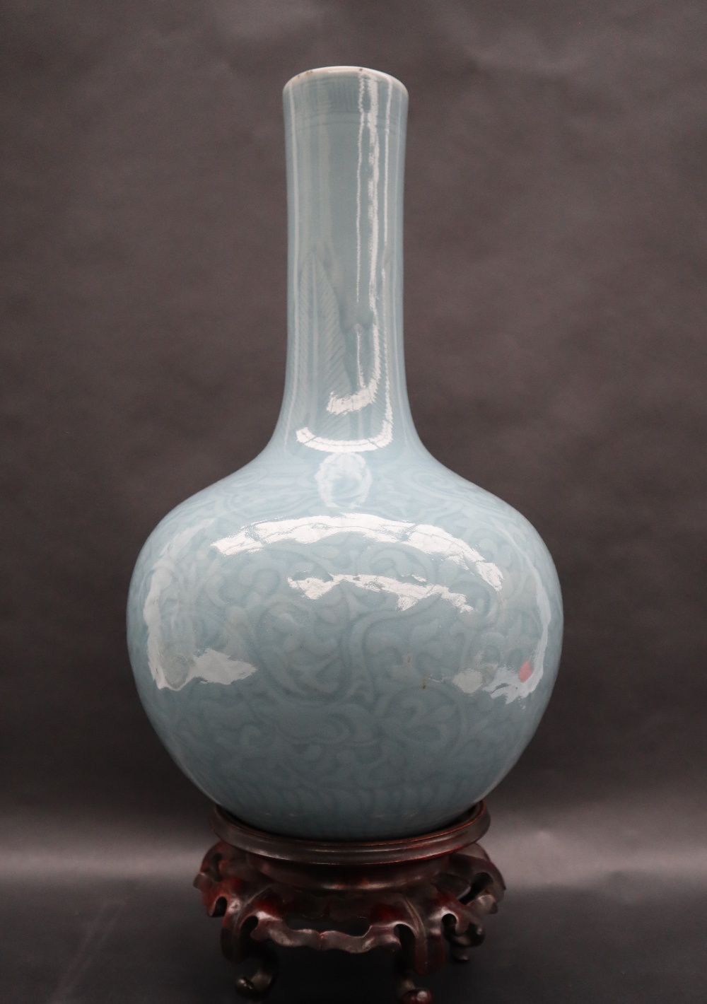A 19th century Chinese blue Celadon bottle vase, decorated with scrolling leaves, - Bild 2 aus 6