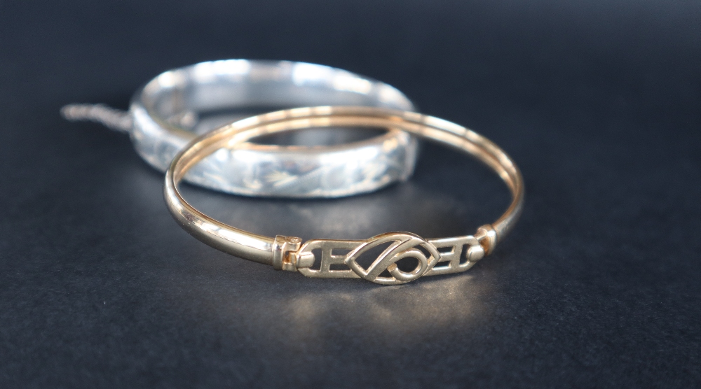 A 9ct gold bangle, with pierced hinged clasp, approximately 7.