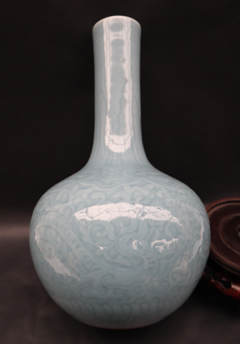 A 19th century Chinese blue Celadon bottle vase, decorated with scrolling leaves, - Bild 3 aus 6