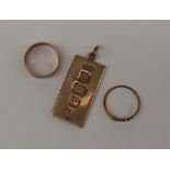A 9ct yellow gold ingot, Birmingham, 1977, 37mm x 18mm, together with a 9ct gold wedding band,