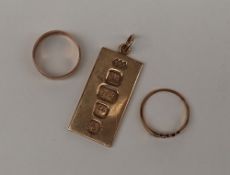 A 9ct yellow gold ingot, Birmingham, 1977, 37mm x 18mm, together with a 9ct gold wedding band,