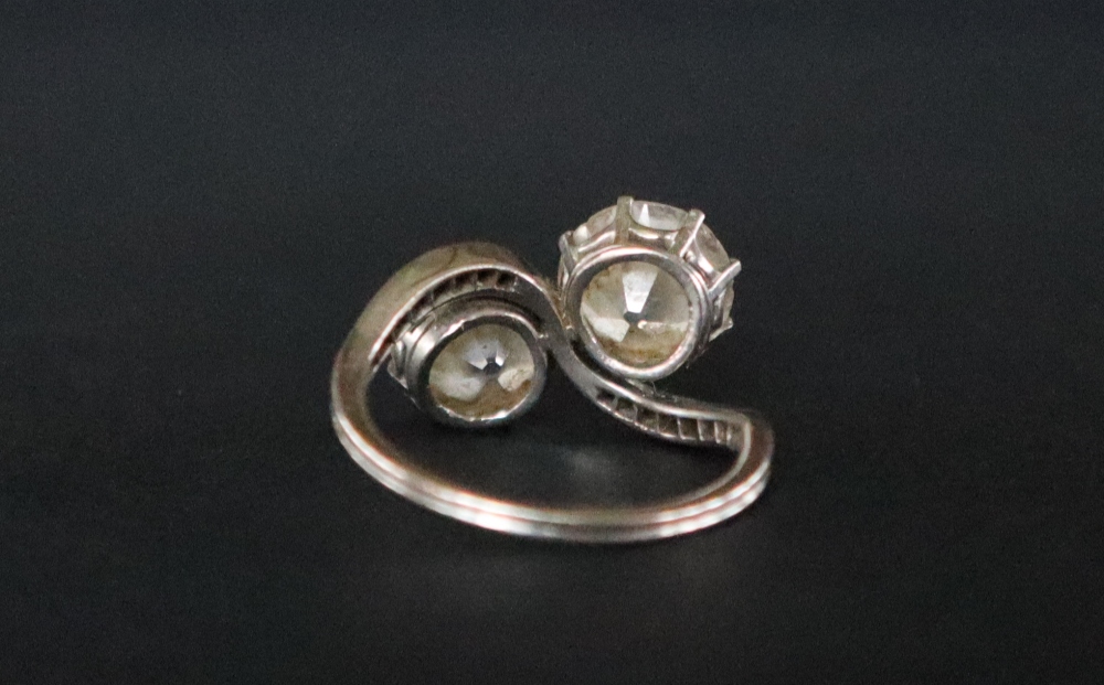 A two stone diamond ring, each old round cut diamond approximately 2. - Bild 4 aus 8