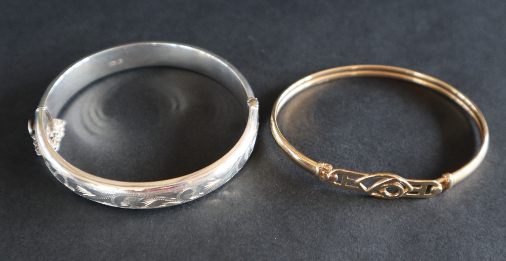 A 9ct gold bangle, with pierced hinged clasp, approximately 7. - Image 3 of 4