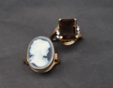 A 9ct gold cameo hinged ring, of oval form,