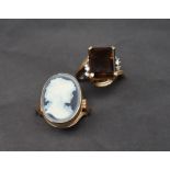 A 9ct gold cameo hinged ring, of oval form,